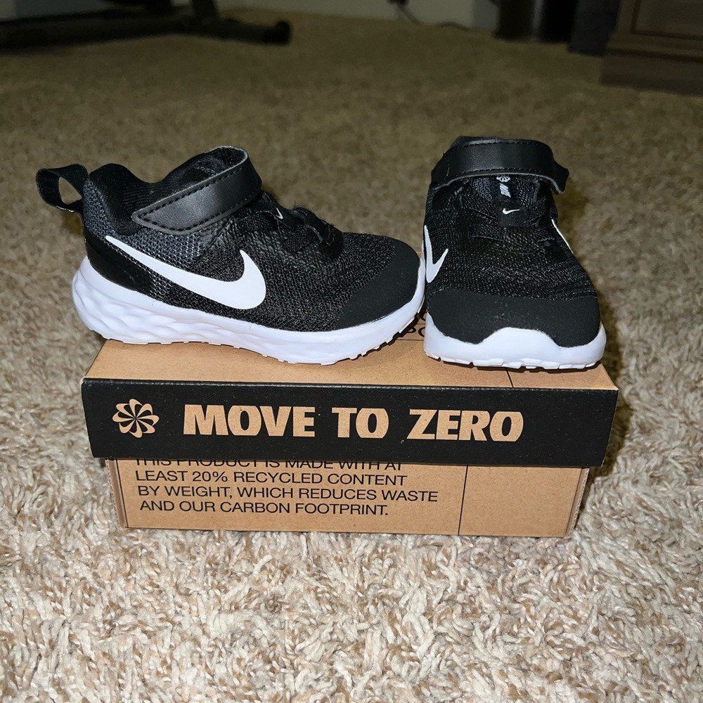 Nike Revolution 6 Size 4c